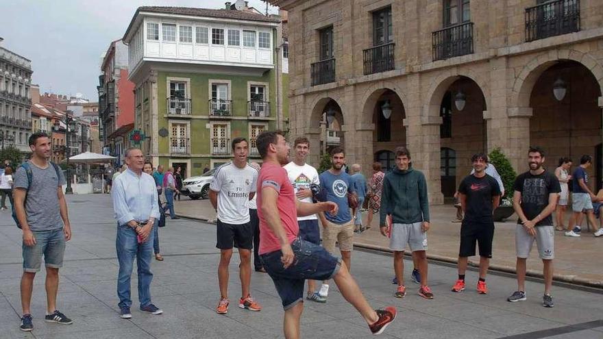 Los jugadores del Real Avilés GD, el día que trasladaron su entrenamiento a la plaza de España.