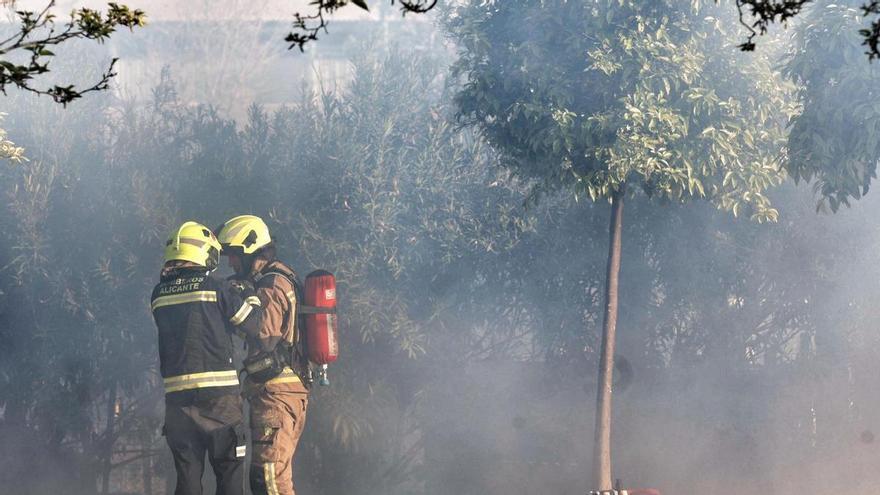 Los bomberos apagan el incendio de un refugio detrás de Casa Mediterráneo en Alicante