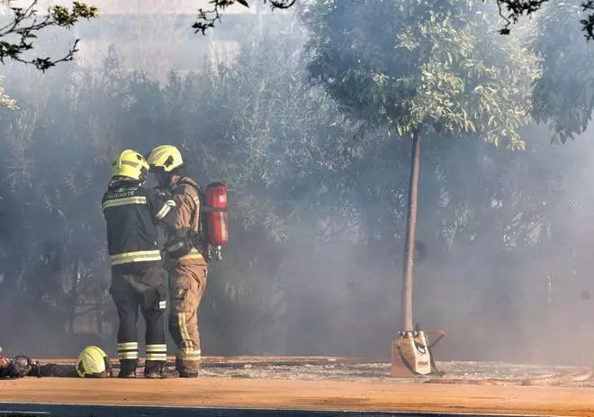 Los bomberos apagan el incendio de una chabola detrás de Casa Mediterráneo en Alicante