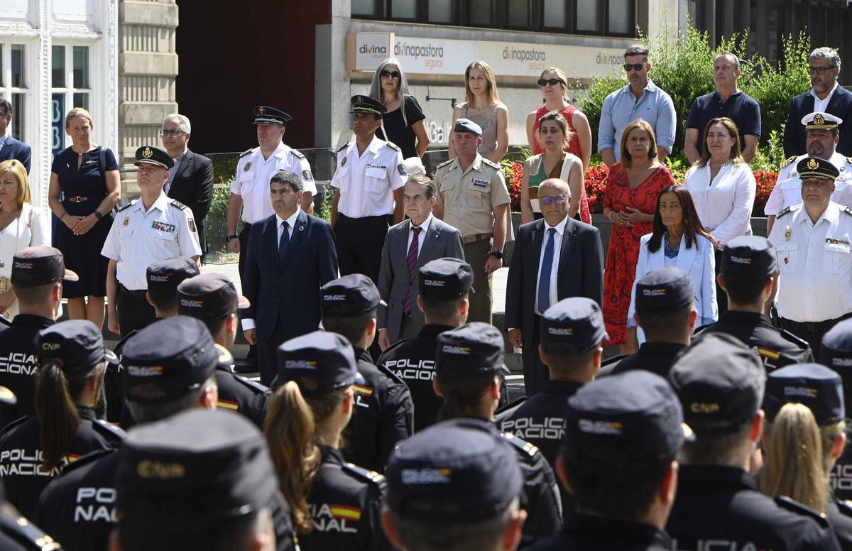 Presentación de un centenar de agentes en prácticas de la Policía ...