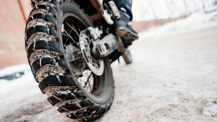 Una moto amb cadenes per conduir en asfalt gelat