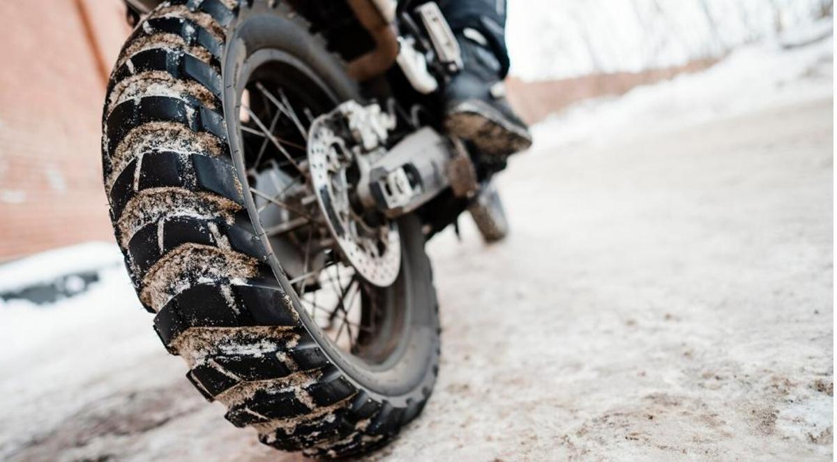 Posar cadenes de neu a la moto, pot ser una opció