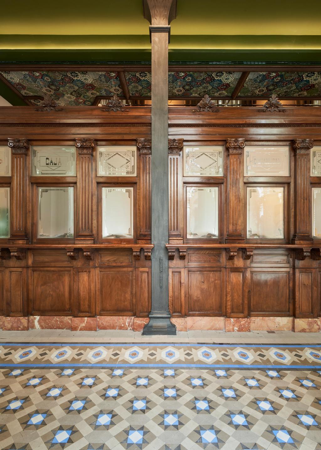 Las antiguas ventanillas de madera se pueden admirar en la recepción del hotel.