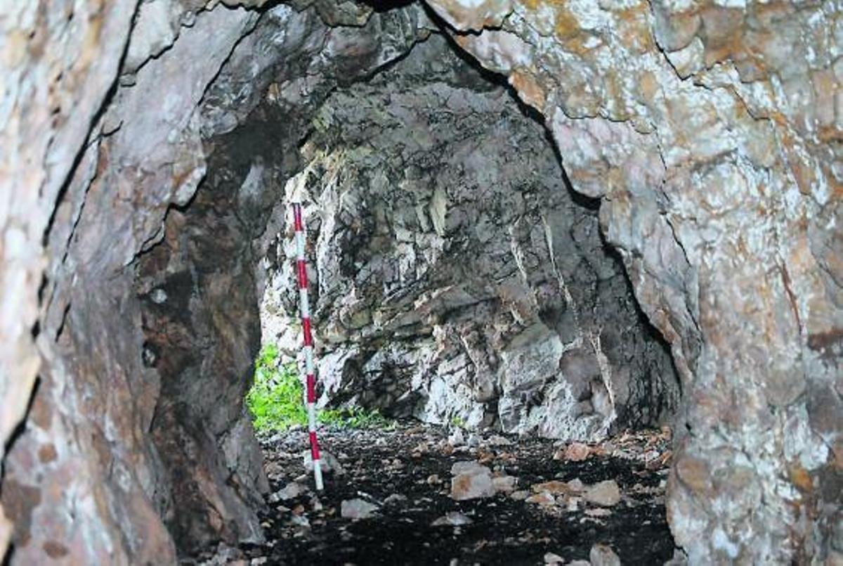 Un bunker de galería en Cueto de Castiltejón, en el puerto de San Isidro.