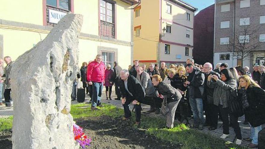 Vecinos y visitantes observan el monolito instalado en la plaza de la Vacaina, en Cabañaquinta.