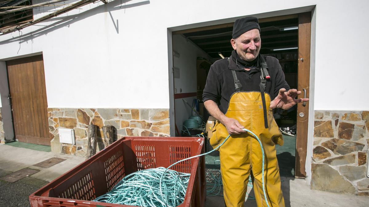 Salvador Fernández Marqués, a las puertas de su bodega en Cudillero.