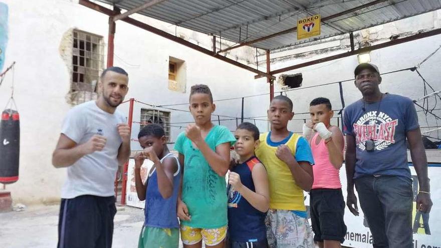 El púgil marinense Aarón González en el gimnasio cubano Centrohabana. // FdV