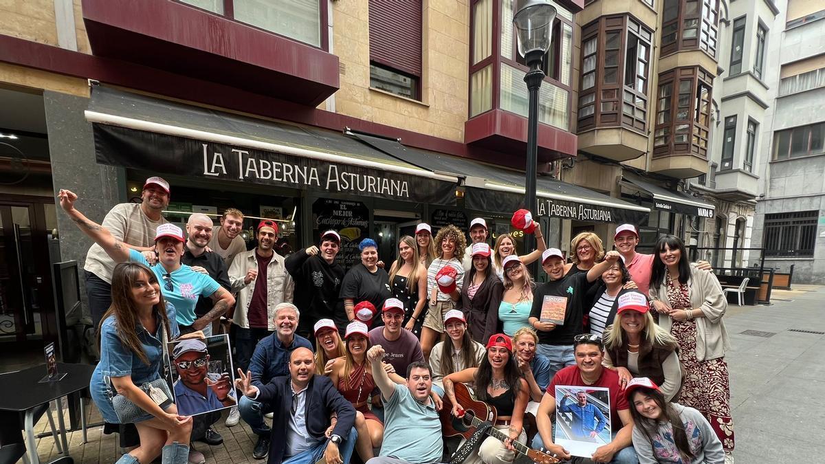 Los comensales, con el chef sentado en el centro en primera fila puño en alto.