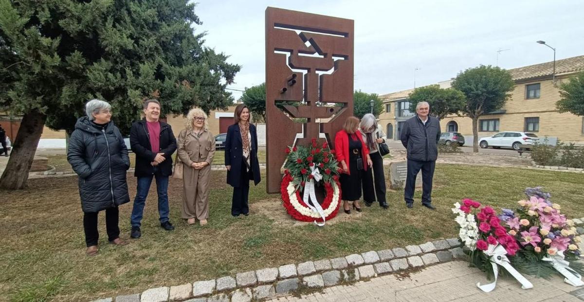 En la plaza de Marmande a las víctimas del terrorismo, del covid y a los represaliados. | SERVICIO ESPECIAL