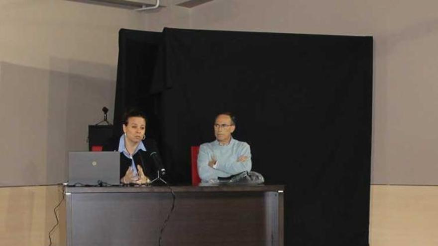 Miryam Hernández y Argimiro Pérez, durante la charla de ayer en el instituto.