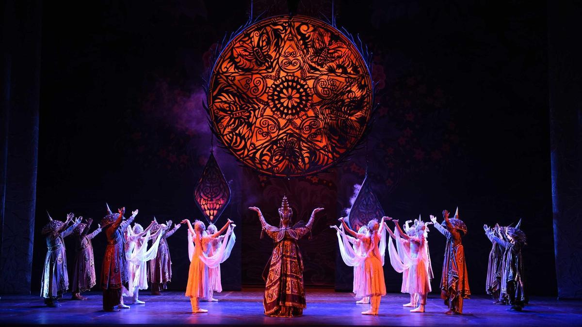 Escena de 'La Bayadera', ballet que la Ópera de Múnich, dirigida por Laurent Hilaire representa hasta el 2 de junio en el Teatro Real.