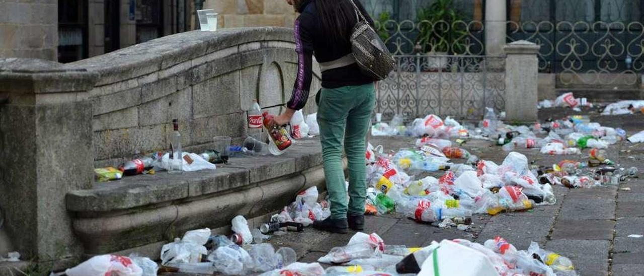 Las noches de peñas son el botellón más grande que se celebra en la ciudad. En la imagen, la plaza del Teucro tras una de ellas. // G. Santos