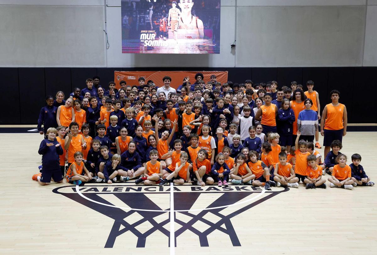 Carot estuvo acompañado niños y niñas de l'Alqueria