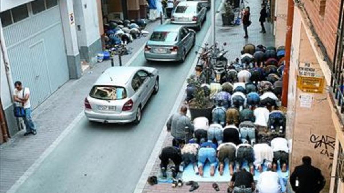 Decenas de musulmanes rezan en plena calle con motivo del fin del Ramadán, en septiembre del 2008.