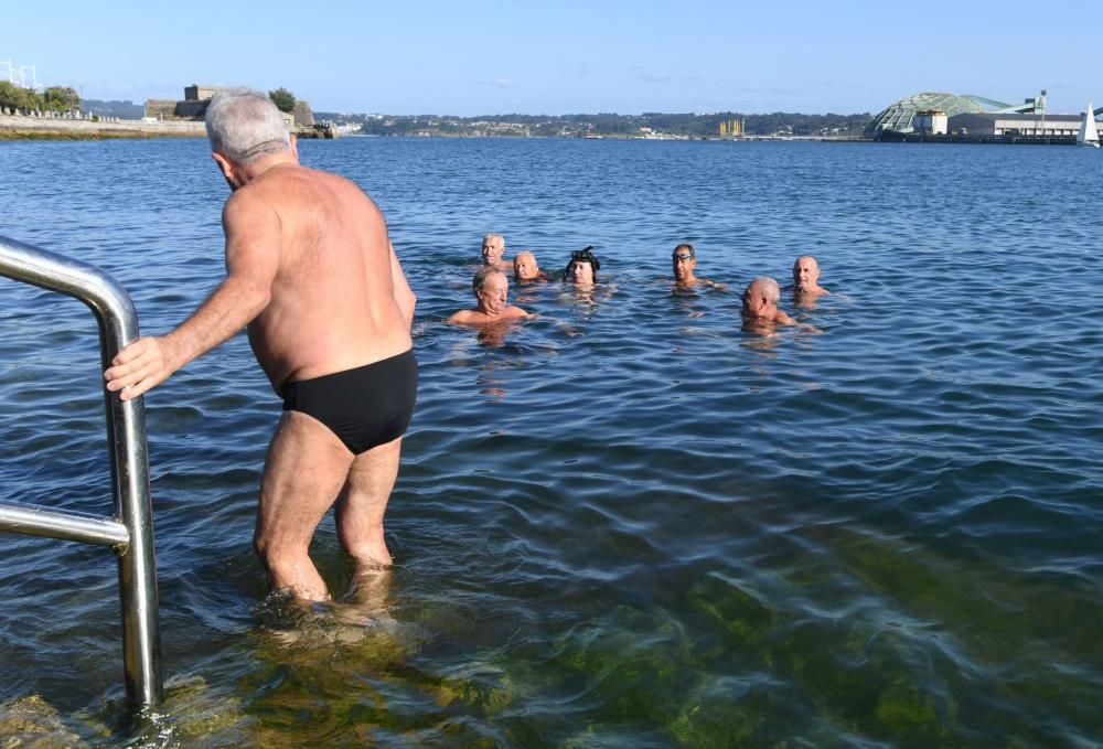 Concello y Puerto prohíben nadar en la zona, que habilitarán solo si la calidad del agua es buena y si hay puesto de socorrismo.