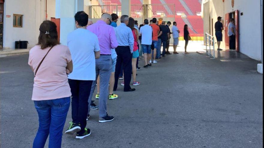 Largas colas esta mañana en las oficinas del Mallorca en Son Moix.