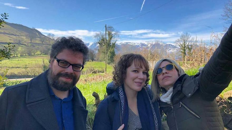 Sergio del Molino, Ángela Vallvey y Karina Sainz Borgo, juntos en un selfie con la Ribera al fondo.