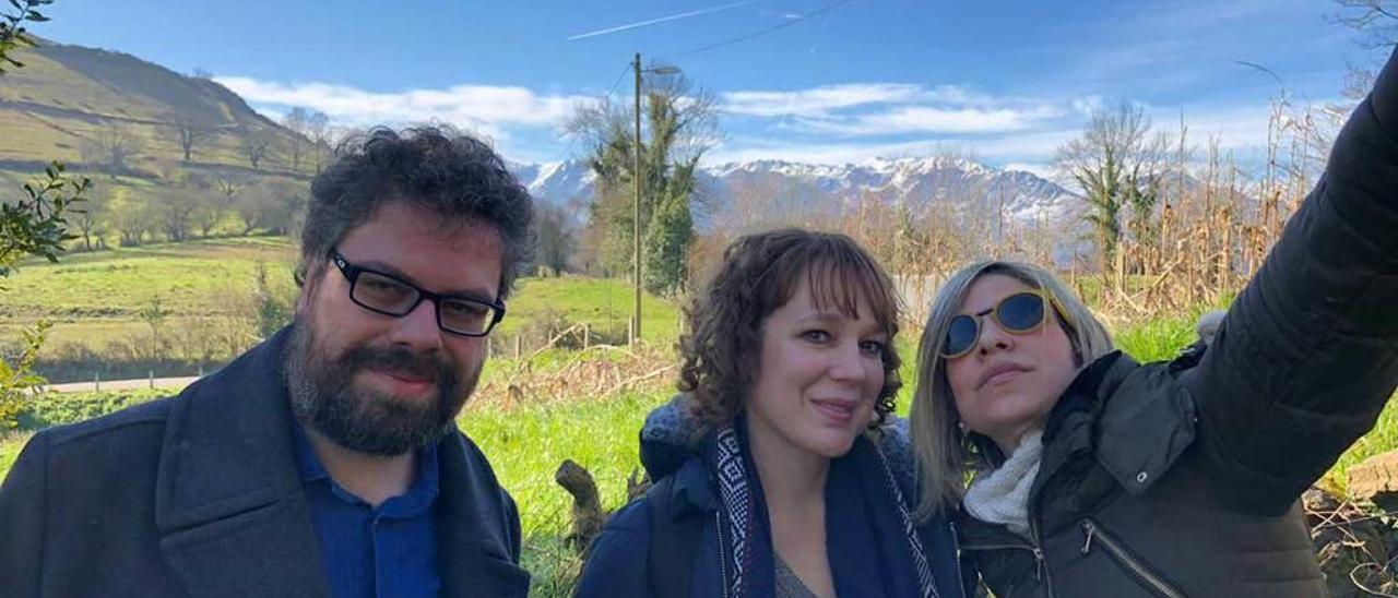 Sergio del Molino, Ángela Vallvey y Karina Sainz Borgo, juntos en un selfie con la Ribera al fondo.