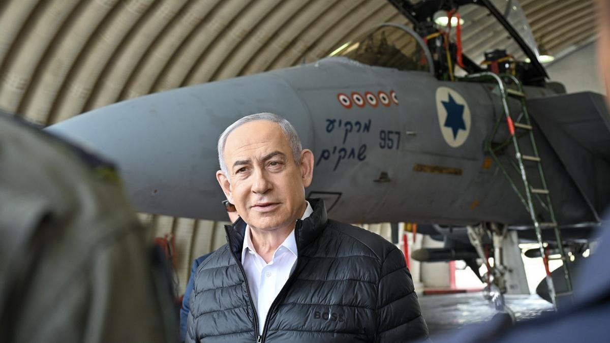 El primer ministro israelí, Benjamín Netanyahu, visita la base aérea de Tel Nof, en Rehovot (Israel).