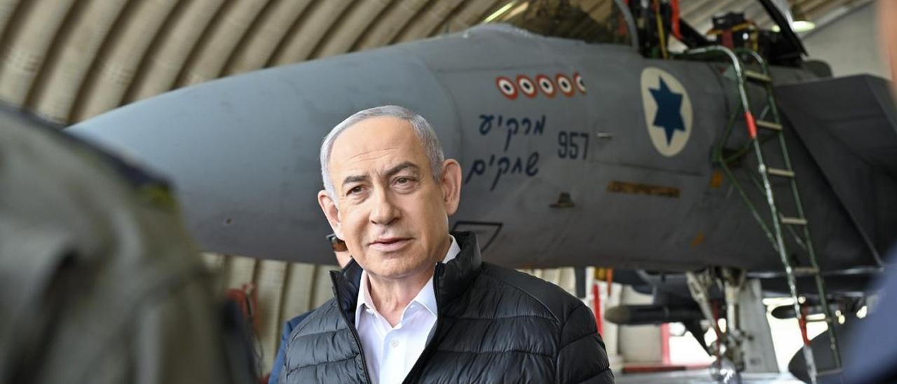 El primer ministro israelí, Benjamín Netanyahu, visita la base aérea de Tel Nof, en Rehovot (Israel).