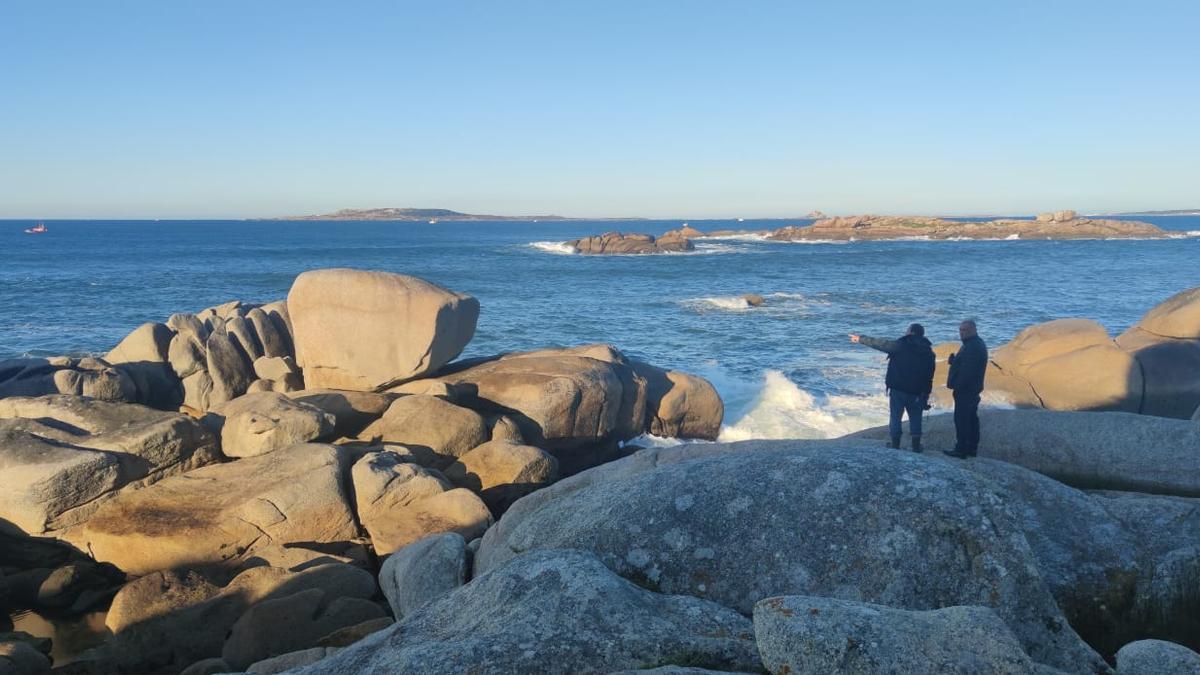 La búsqueda es intensa entre las rocas de San Vicente de O Grove donde pescaba el desaparecido.