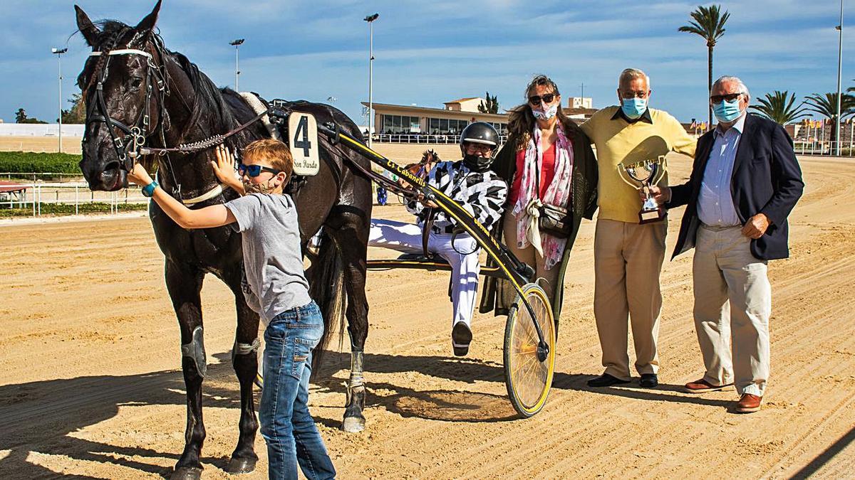 Entrega del trofeo a los propietarios de Holmes des Romains, Margarita Balaguer y Guillem Roig.