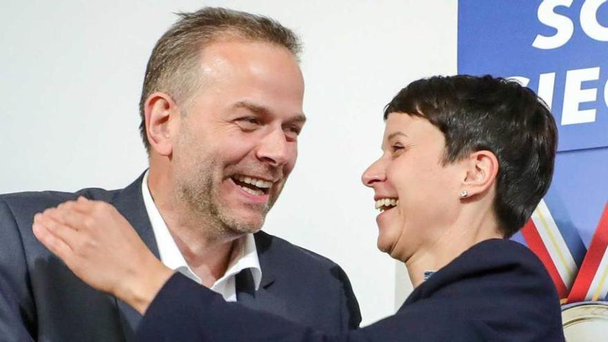 La líder de la AfD, Frauke Petry, y su jefe de filas en Mecklemburgo-Antepomerania, Leif-Erik Holm, celebrando, ayer, los resultados electorales.