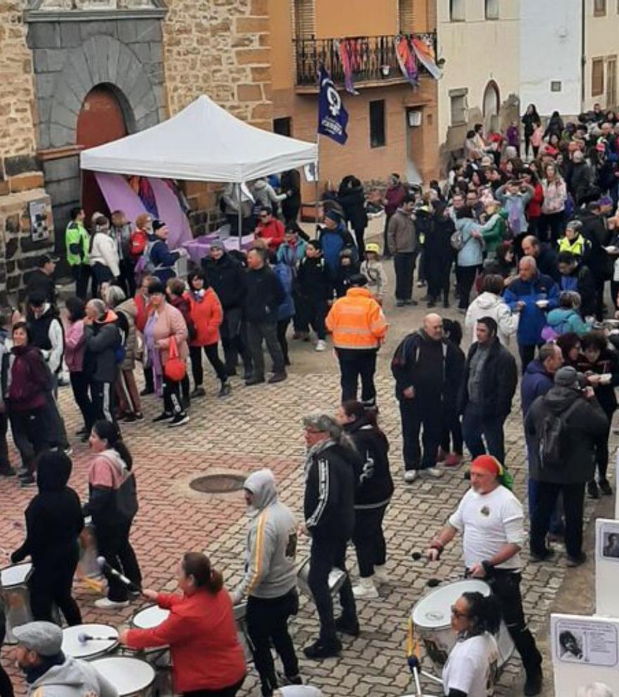 Más de 420 personas tiñen de morado calles y caminos