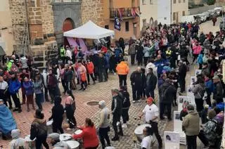 Más de 420 personas tiñen de morado calles y caminos