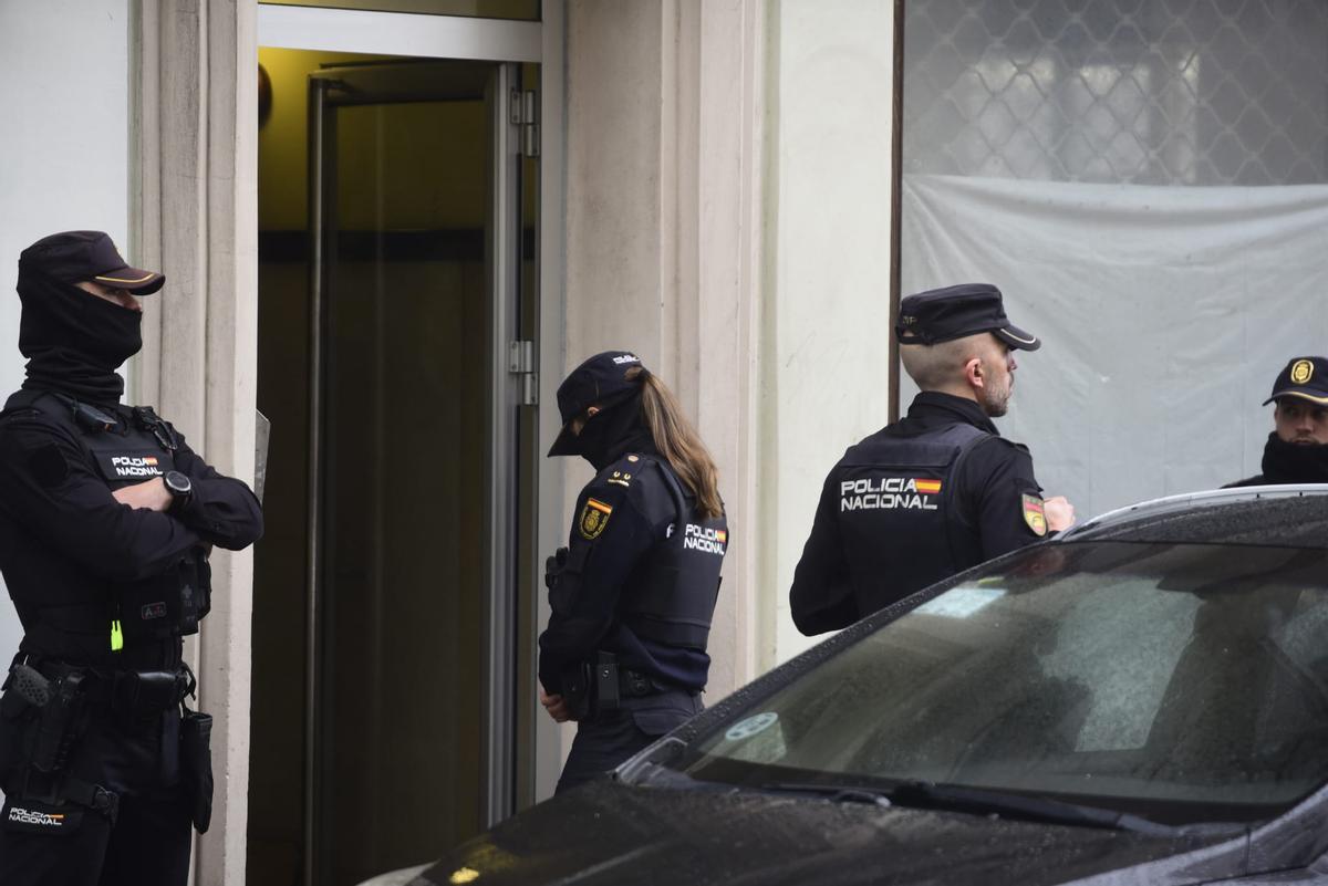 Agentes de la Policía Nacional en el portal de la calle Vizcaya donde se desarrolla una operación antidroga en A Coruña.