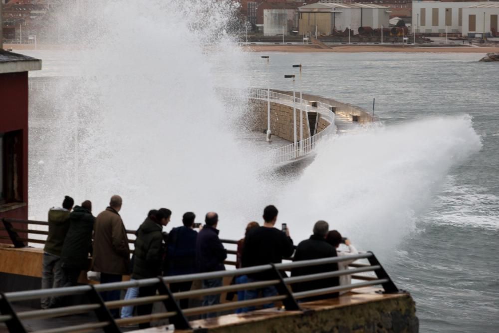 El oleaje en Gijón obliga a cerrar el Muro