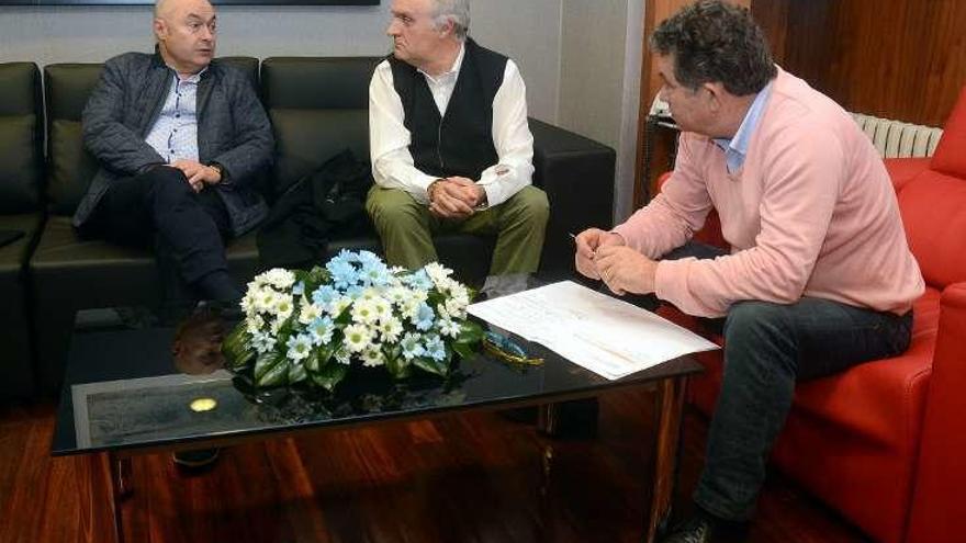 Álvaro López Mira y Xulio Ríos, ayer con el alcalde. // R. V.