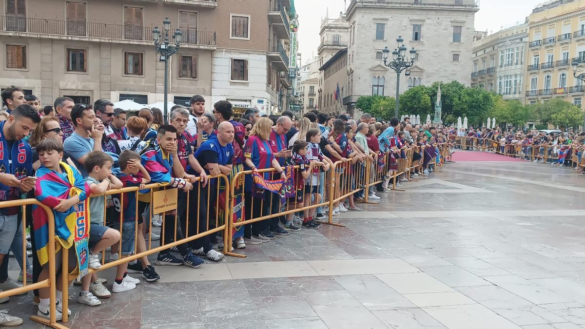 Aficionados esperan a los jugadores del Levante UD en la Basílica