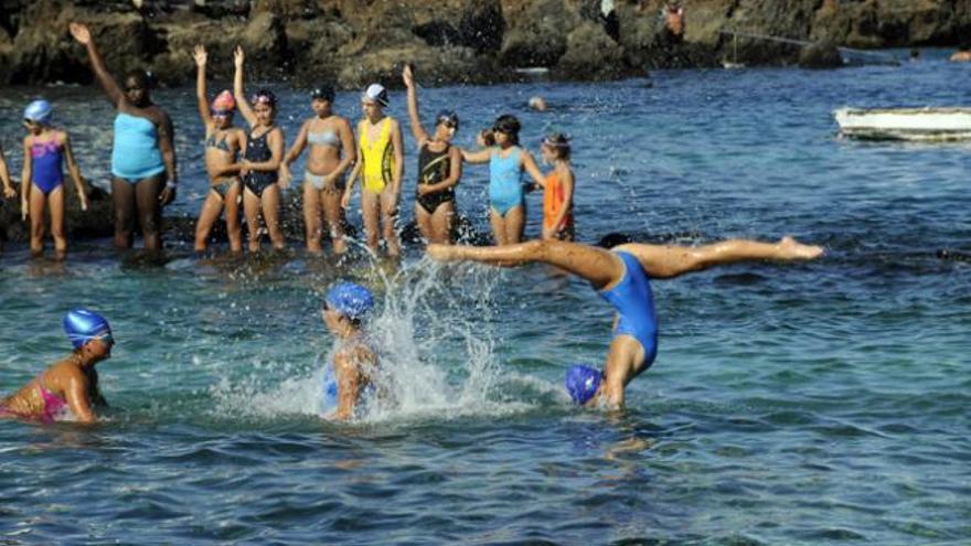 Momento, ayer, del ensayo de la coreografía de las alumnas de natación sincronizada en la piscina de Punta Mujeres. | j. fuentes