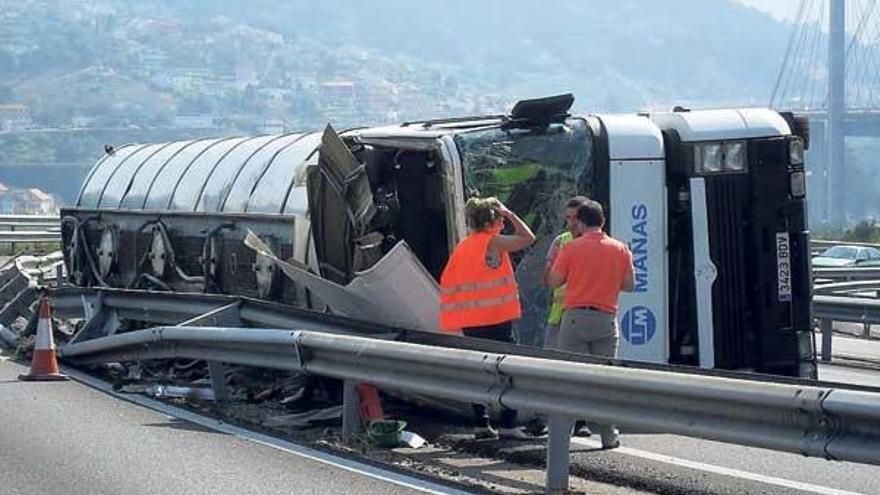 Un camión vuelca en la entrada de la AP-9 por Domaio y vierte 16.500 litros de aceite y vinagre