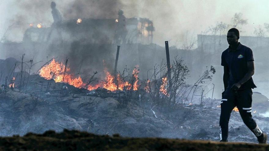 Un incendio arrasa un campamento chabolista de inmigrantes en Lepe