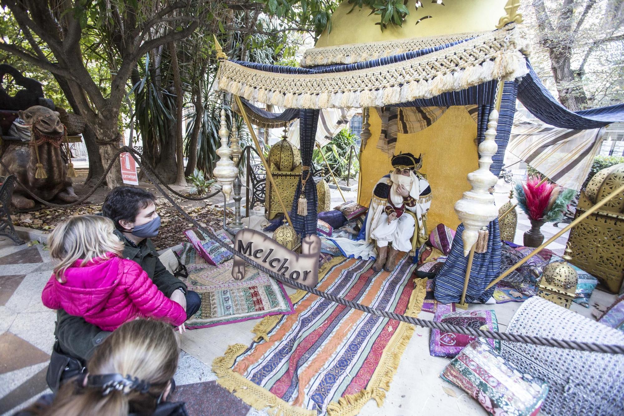 Campamento de los mensajeros reales en la plaza de Gabriel Miró