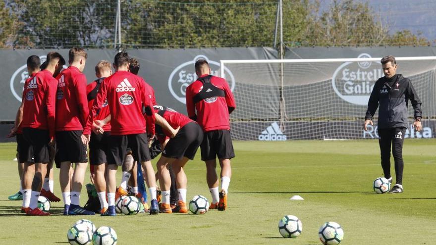 Unzué, con el balón, junto a los jugadores del Celta, en un entrenamiento en A Madroa. // Alba Villar