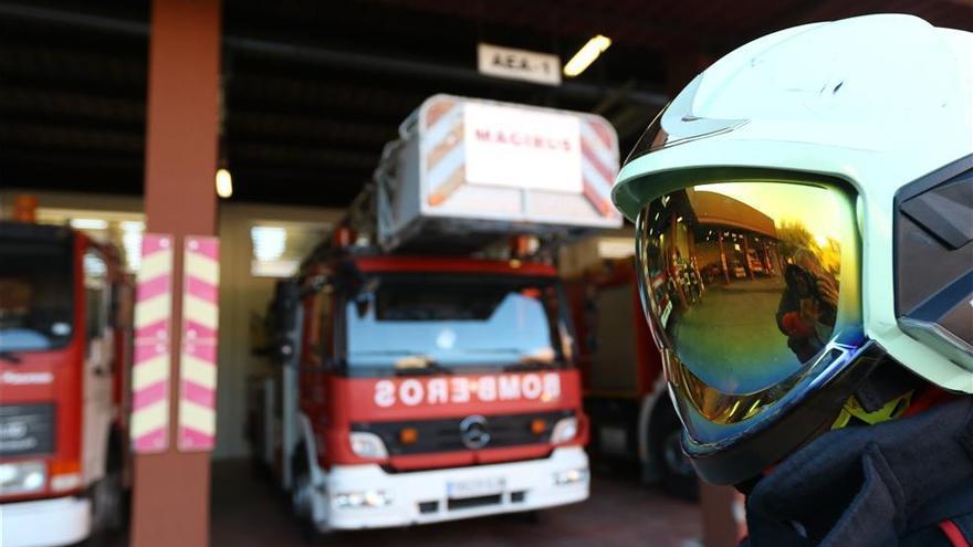 Los bomberos salvan a un perro atrapado en el incendio de un piso