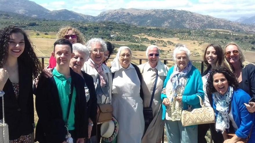 María y otros voluntarios junto con sus mayores en Ronda.