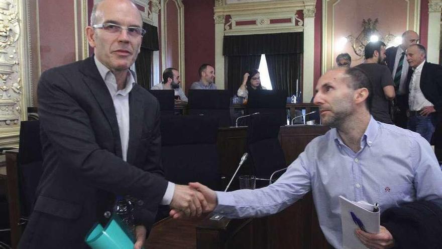 Vázquez Barquero (PSOE) y Pérez Jácome (DO), se saludan en un pleno municipal. // Iñaki Osorio
