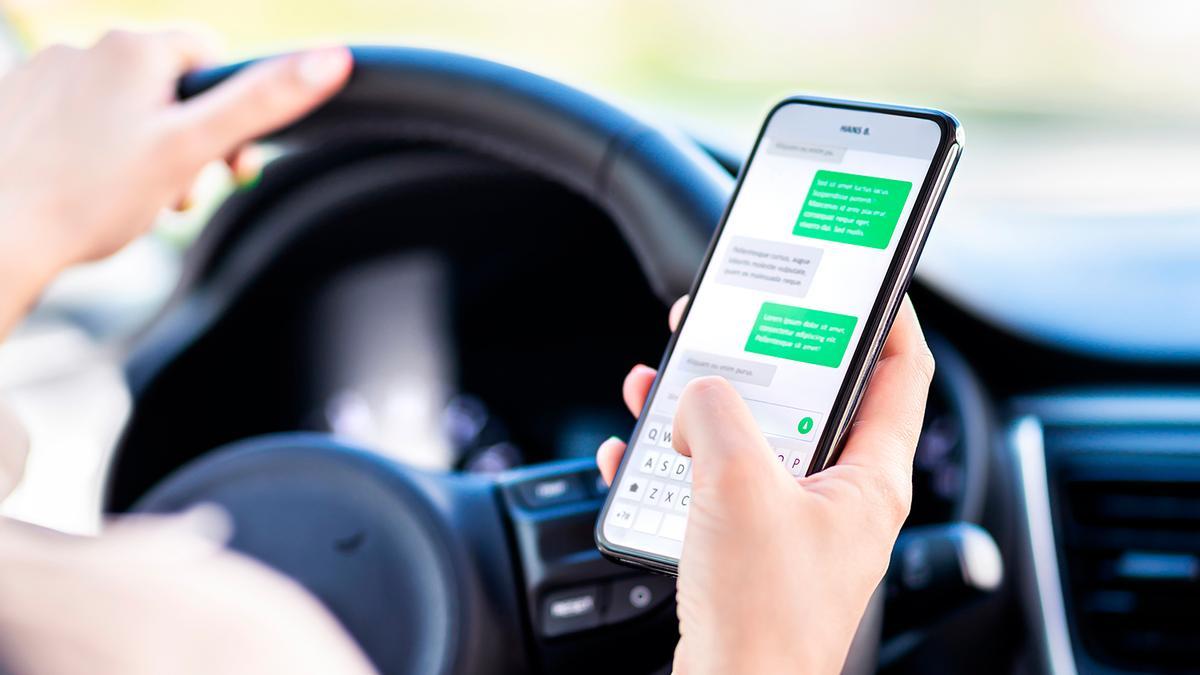 Adiós a los móviles en el coche tras el aviso de la DGT: "El teléfono en la guantera"