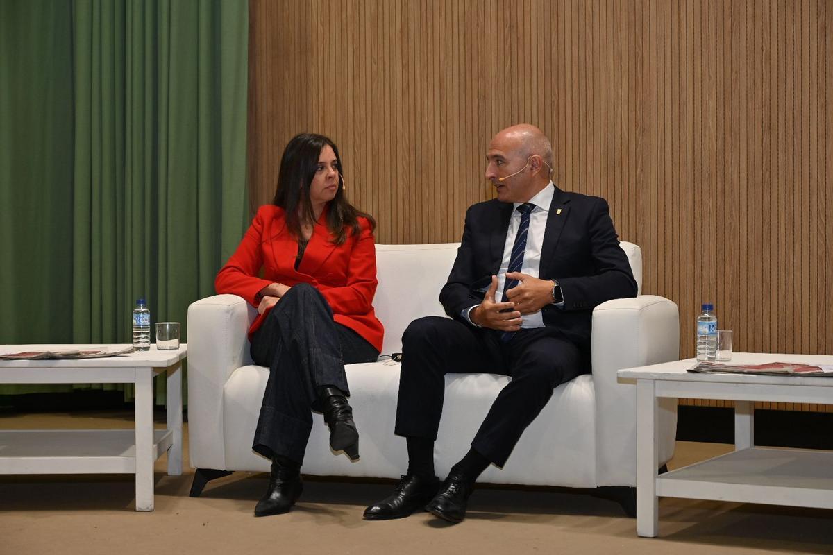 Celina Pérez, directora general de Empresa de la Junta de Extremadura, yJuan Carlos Preciado, secretario general de Transformación Digital.