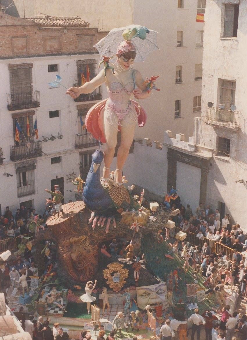 La falla al completo con sus elementos distintivos: la mulata y el pavo real. Justo debajo del árbol se puede ver el &quot;ninot indultat&quot;