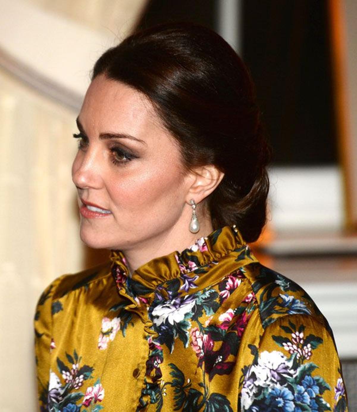 Detalle del peinado de Kate Middleton con vestido de flores de Erdem