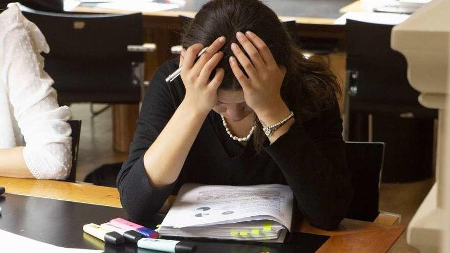 Estudiantes preparan la selectividad en la biblioteca pública de Vigo Juan Compañel. // Ricardo Grobas