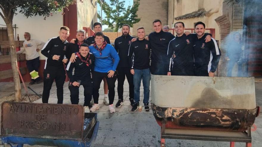 El equipo de fútbol sala de Fréscano se encargó de uno de los almuerzos. | SERVICIO ESPECIAL