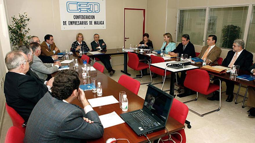 Encuentro. Miembros de la Confederación de Empresarios de Málaga (CEM), durante una reunión de trabajo.