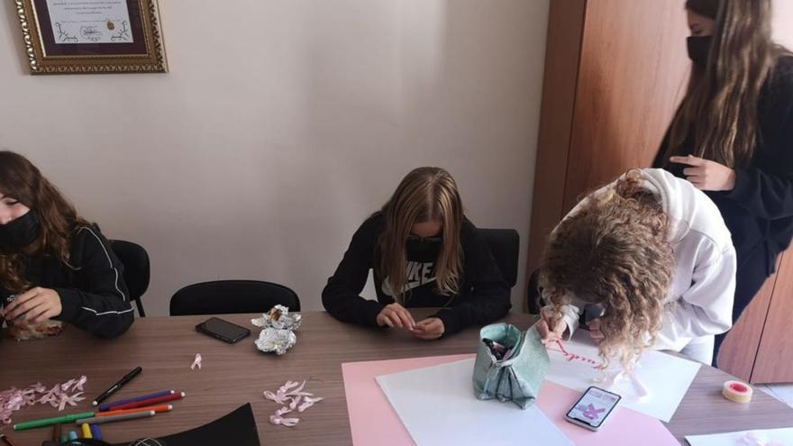 Los jóvenes elaboraron carteles y lazos rosas para repartirlos entre los alumnos del IES Juan de Lanuza. | SERVICIO ESPECIAL