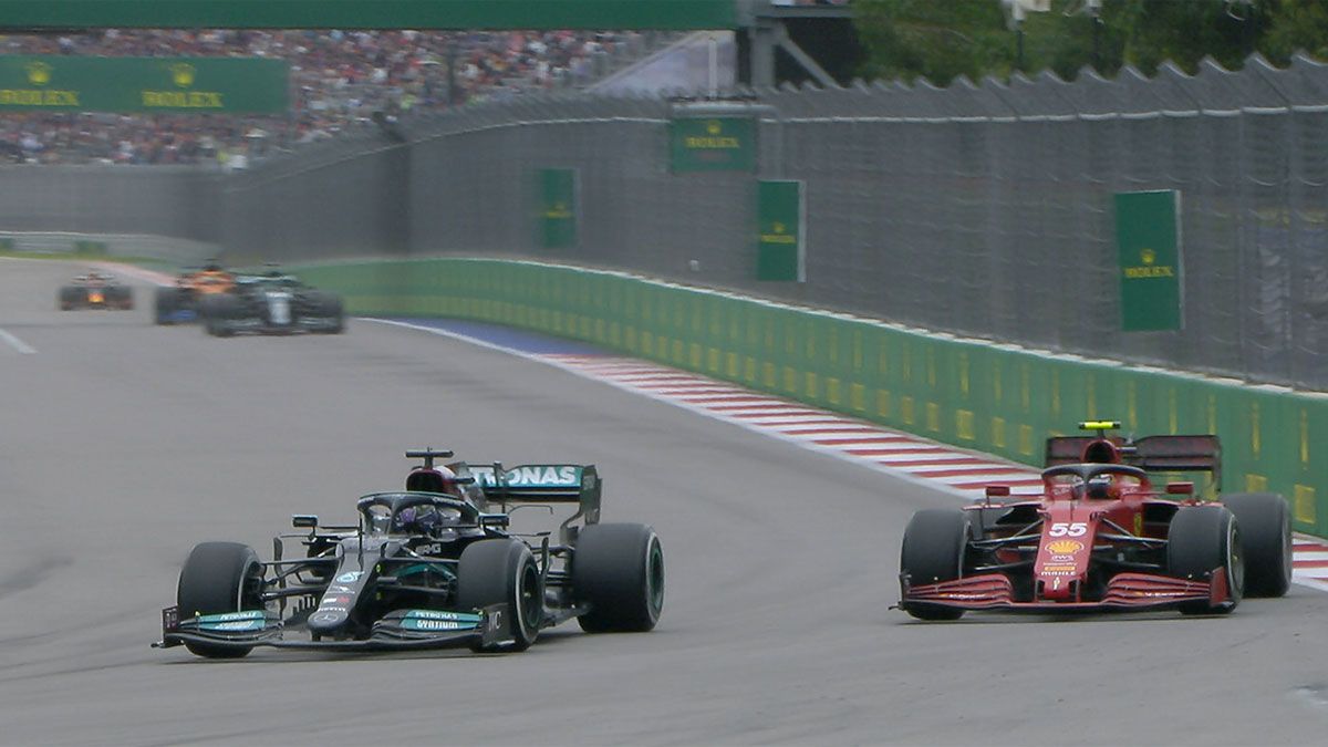 Hamilton y Sainz, durante la carrera en Sochi